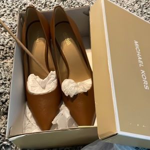 Michael Kors NWT  Dorothy Flex Pump in Luggage Leather, Size 9